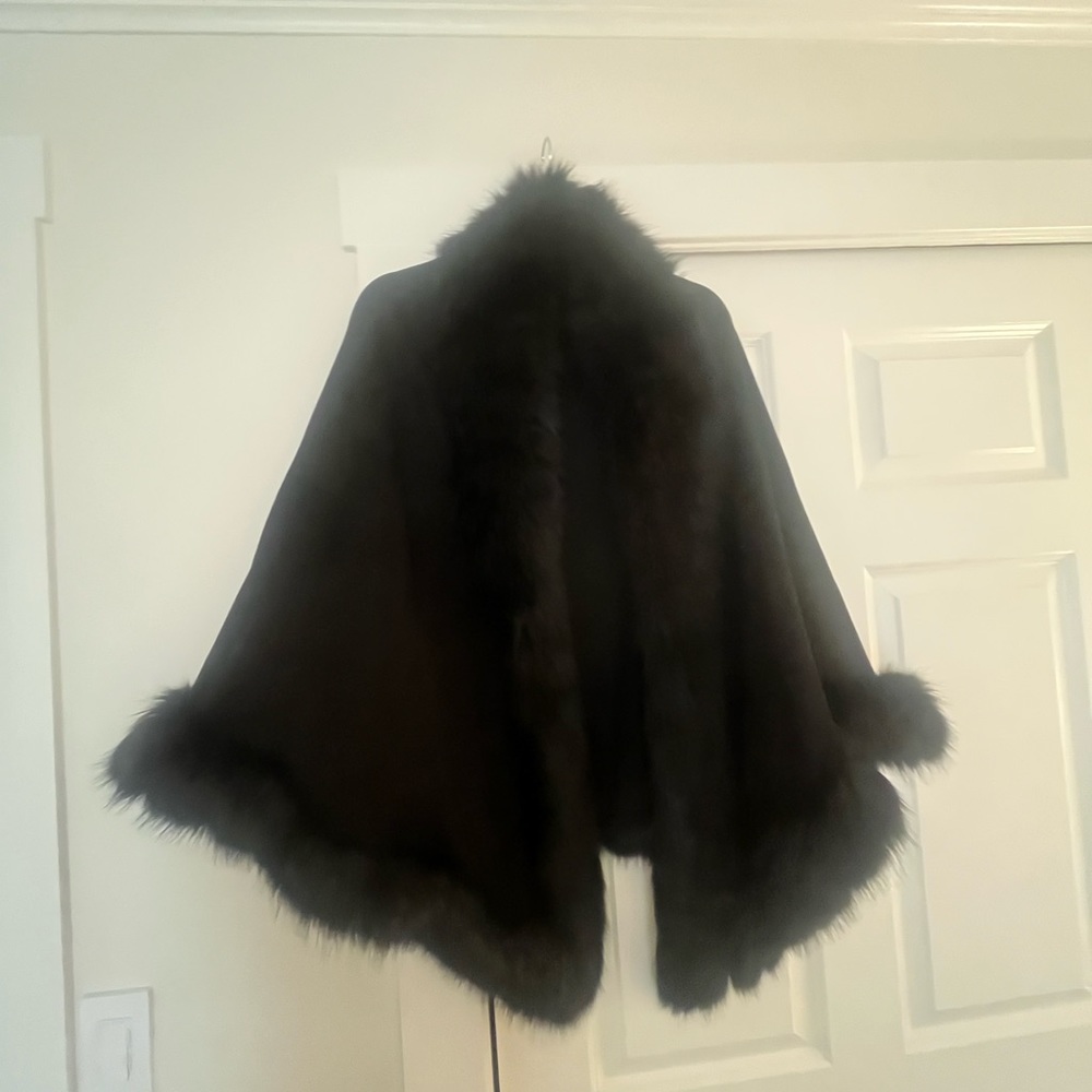 Shade cape with faux fur trip